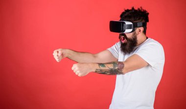 Sanal yarış kavramı. Vr sakallı sürüş araba, kırmızı arka plan gözlük. Adam oyun Vr. Hipster içinde araba hızlı sanal gerçeklik heyecanlı yüzündeki yarış oyunu