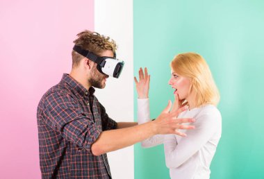 Onun için görünmez durumdadır. Adam Vr gözlük dahil video oyunu kız iken onu uyandırmaya deneyin. Video oyun bağımlılığı belirtileri ve tedavisi. Video oyunu adam hayal yakalanan