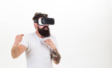 Vr sakallı adam Dövüş, beyaz arka plan gözlük. VR gadget kavramı. Sanal gerçeklik ile modern Gadget'ı keşfetmek meşgul yüzündeki hippi. Sanal gerçeklik kafa monte görüntü kavga adamla