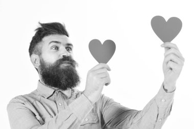 Romantik duygu ve aşk kavramı. Sakal ve öpüşme yüzü olan adam tutun kırmızı kalpler