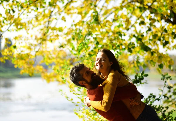 Dívka a vousatý chlap nebo šťastný milenci na rande objetí — Stock fotografie