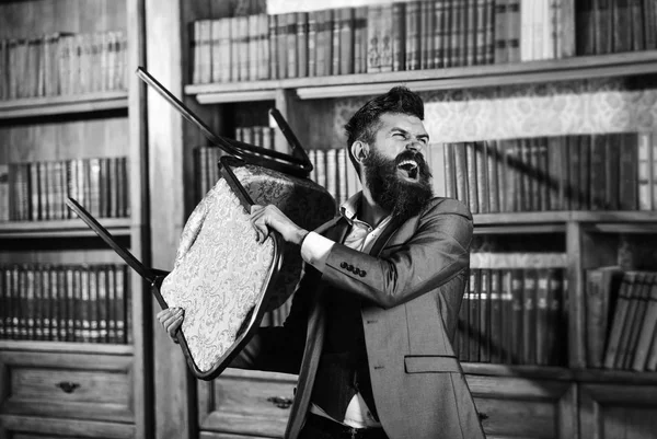 Homme jette une chaise dans la bibliothèque vintage . — Photo