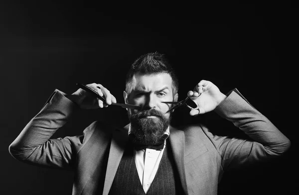 Homme d'affaires avec un visage sérieux sur fond vert foncé. Macho en costume formel coupe et rase barbe et moustache . — Photo