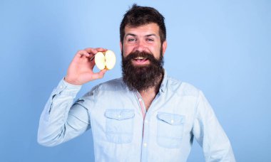 Adam gülümseyen tutan apple mavi arka plan sakallı. Vitamini beslenme diyet sağlık. Yarım elma sağlıklı yaşam tarzı. Hipster doğal ekolojik elma gösterir. Besin değeri kavramı