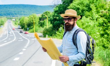 İyi harita taşımak. Turist backpacker Road seyahat hedef seçme harita bakar. Bütün dünyada. Büyük parça kağıt harita bulmak. İzin yeterince tanımak bir yere yürüyüş için Ayrıntılar kaybol
