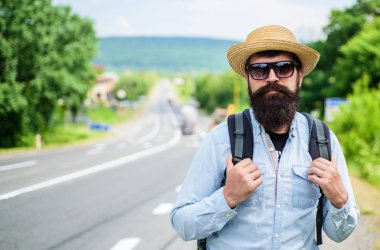 Şirket için arıyorum. Dost gezginler için bak. Deneyimli turistik ipuçları. Adam sakallı hippi Turizm otoyol kenarında. Araba için bekleyen turistik daha iyi noktada zaten sadece damla götürün