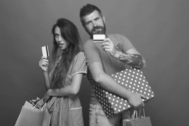 Alışveriş ve alışkanlık kavramı harcama. Sakal ve güzel bayan adam yapmak alışveriş