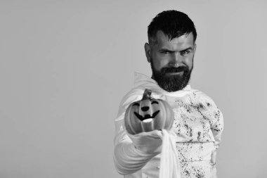 Cadılar Bayramı karakter beyaz hayalet kostümü. Adam zor gülümseme ile