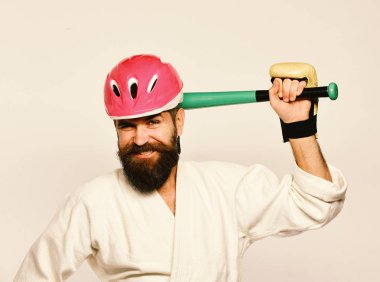 Beyaz arka plan üzerinde kimono ve pembe kask içinde sakallı adam. MMA spor kavram. Savaş usta savaşmaya hazır hale getirilir. Karate adam gülümseme ile