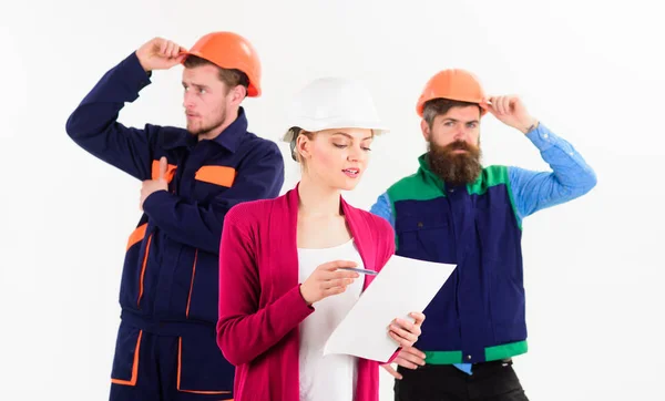 Equipo de arquitectos, constructores con mujer gerente mira el documento — Foto de Stock