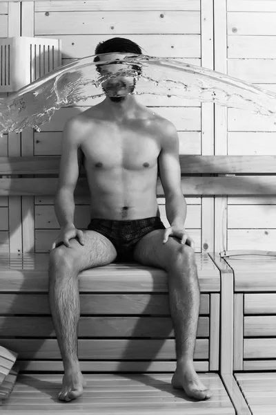 Thermalbad auf Holzgrund. Wasserspritzer auf sexy Mann — Stockfoto