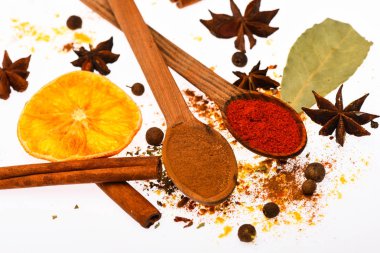 Kaşık, kurutulmuş portakal ve tarçın sopa beyaz arka plan üzerinde. Baharat Seti pişirme veya sıcak içecekler, hazırlama kapatın. Baharat mutfak otlar ve kuru malzemelerle karıştırın. Baharat Seti kavramı