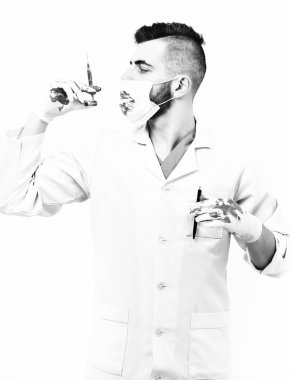 Doktor kan lekeli maskeli şırınga, beyaz arka plan üzerinde izole bakar. Hastane ve mesleki beceri çalışma kavramı