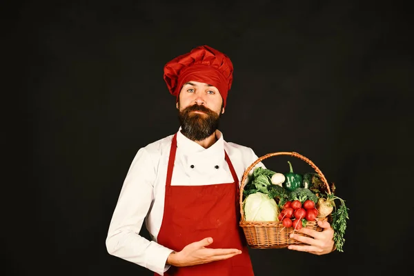 Gesundes Kochkonzept. Koch mit stolzem Gesicht in weinrotem Hut und Schürze — Stockfoto