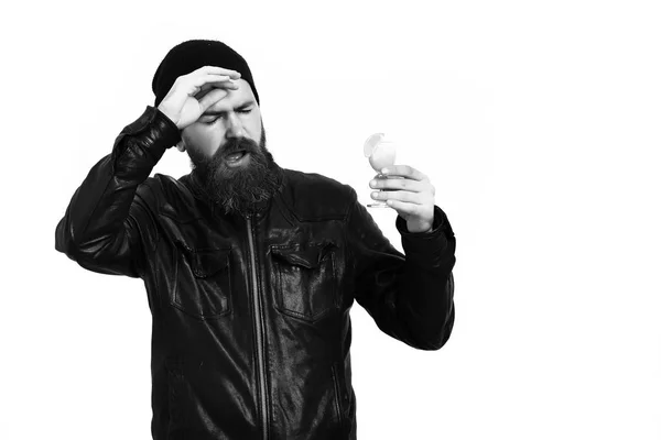 Brutalne kaukaski hipster z wąsami trzymając szklankę napoju alkoholowego lub strzał w stylu rock czarny na białym na tle białego studia. — Zdjęcie stockowe