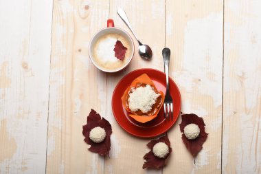 Cappuccino kahve sonbahar ahşap zemin üzerine bırakır