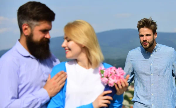 Gebrochenes Herz. Paar romantische Date Liebhaber flirten. Paar verliebt glücklich Dating, eifersüchtiger Mann beobachtet Frau bevorzugt einen anderen Macho statt ihn. Liebhaber treffen auf Flirt-Romanzen im Freien — Stockfoto