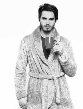 Terry bornozlu yakışıklı sakallı adam.