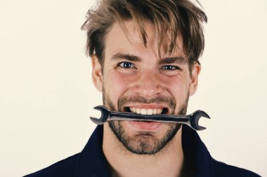 Detayları düzeltmek ya da sıkmak için anahtar. Adam anahtarı tutuyor.