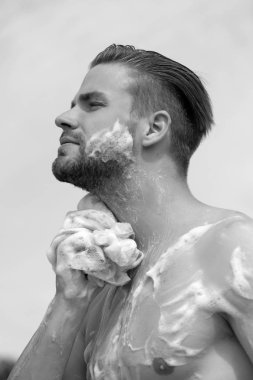 Mavi gökyüzü arka plan üzerinde gülümseyen kıl adam