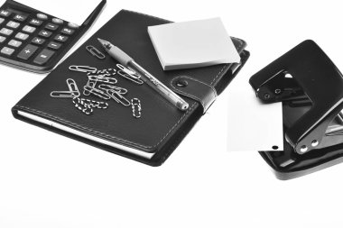 Hesap makinesi ve beyaz arka plan üzerinde izole Kırtasiye