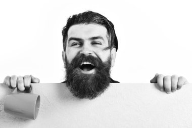 Kâğıt çarşaf ve fincanla vahşi beyaz bir hippi.