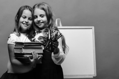 Gülümseyen yüzler ve ileti örneği ile kızlar. Okula dönüş