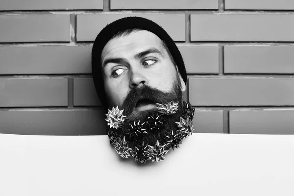 Sakallı adam, vahşi Kafkas sürpriz hipster hediye dekorasyon yıldızlarıyla — Stok fotoğraf
