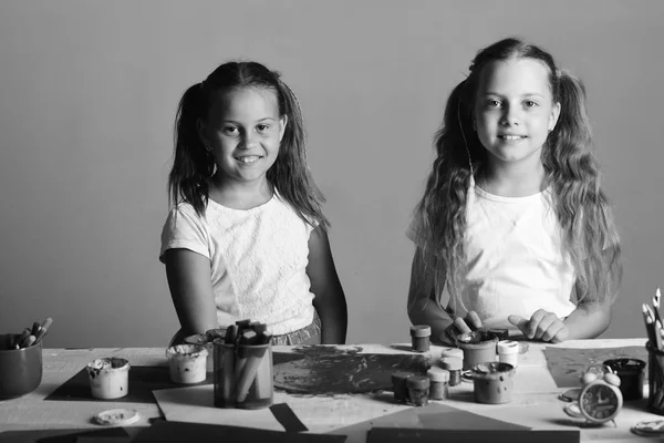 Κορίτσια με χαμογελαστά πρόσωπα από το γραφείο τους τέχνης — Φωτογραφία Αρχείου