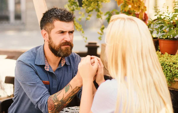 Concepto de relaciones y amor. Hombre con cara seria — Foto de Stock