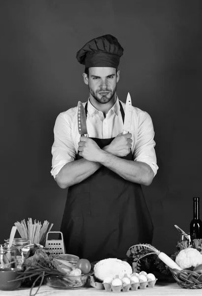Mannen i kock hatt och förkläde med hand korsade — Stockfoto