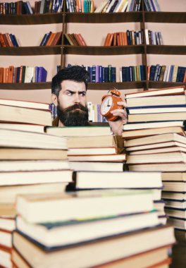 Son Tarih kavramı. Öğretmen ya da sakal Kitaplığı'nda eğitim ile öğrenci. Adam, çalar saat ile kitap yığınları dışarı bakmak bilim adamı. Adam katı yüz saat, raflardan arka plan üzerinde seyir