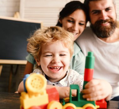 Aşk ve aile oyunları kavramı. Anne, baba ve çocuk