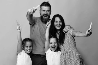 Ebeveynler ve çocuklar boya işaretleri ve gülümseme