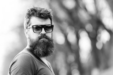 Maço onun orta 30'lu veya 40'lar ile şık saç şehirde geziniyor. Sakallı adam açık havada poz güneş gözlüğü takıyor. Aktif yaşam tarzı, eğlence ve rekreasyon kavramı