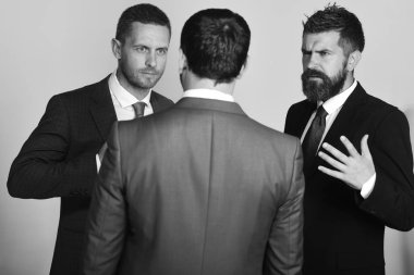 Yöneticiler bulmaya ışık gri arka plan üzerinde uzlaşma.