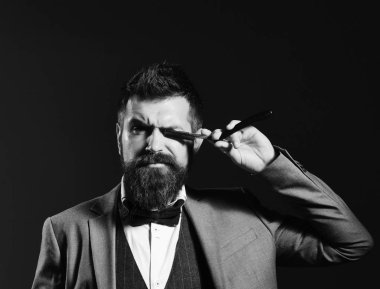 Resmi takım elbiseli maço sakal tıraşı olur. Uzun sakallı adam