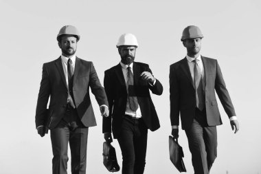 Karmaşa konsepti. Mimarlar kurulu takım elbise giyer.