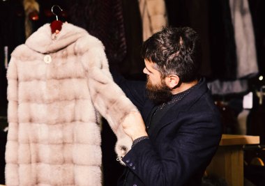 Maço vizon kürk mağaza ile şık görünümü ile.