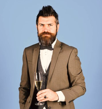 Kendine güvenen iş adamı köpüklü şarap tutar..