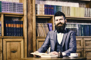 Yüz gülümseyen olgun adam çay vardır.