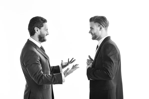 Hombres en trajes o socios de negocios hablando sobre fondo blanco . — Foto de Stock