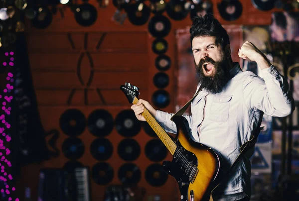 Músico com barba tocar guitarra elétrica instrumento musical . — Fotografia de Stock