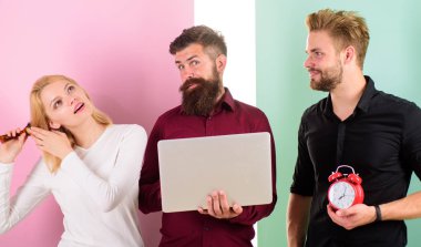 Kız erkek laptop ile çalışırken saç fırçalama. Disiplin ve zamanlama. Bazı insanlar her zaman geç mi kalacaksın. Neden kadınlar her zaman geç kalıyorsun. Kadın erkek çalışmaya hazır iken saç modeli yapmak için daha fazla zaman lazım