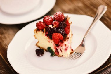 Defocused ahşap zemin üzerine lezzetli tatlı. Pastane kavramı. Böğürtlen ve ahududu ile çok kolay