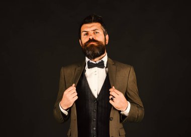 Yönetmen ya da girişimci şık sakal ve bıyık... Girişimcilik ve iş kavramı. İşadamı ile gurur yüz