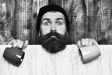 Kâğıt çarşaf ve fincanlarla vahşi beyaz hippi sakallı.