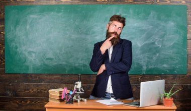 Öğretmen ilginç muhatap en iyi arkadaşım. Öğretmen karizmatik hipster tablo sınıf kara tahta arka plan dur. Öğrenci veya öğrenci için söz. Öğretmen sakallı adam ilginç hikaye anlatmak