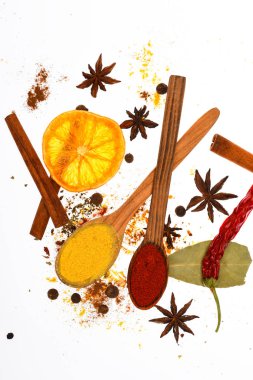 Kaşık, kurutulmuş portakal ve tarçın sopa beyaz arka plan üzerinde. Baharat Seti kavramı. Baharat mutfak otlar ve kuru malzemelerle karıştırın. Yemek veya sıcak içecekler, hazırlama baharat takımı Kapat