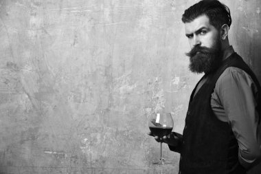 Melul'un kadeh kırmızı şarap ile. Emin yüz Sommelier şarap cam içecekler